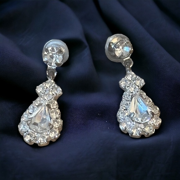 Jewelry - Rhinestone teardrop dangle post earrings